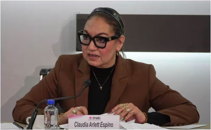 Claudia Arlett Espino presenta renuncia irrevocable al INE antes del arranque de los comicios
