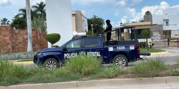 Aseguran armas y vehículos en residencial donde tiene una casa Rocha Moya
