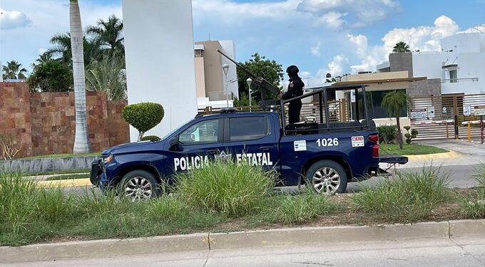 Aseguran armas y vehículos en residencial donde tiene una casa Rocha Moya