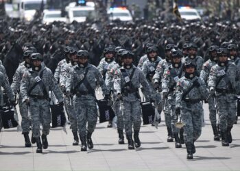 Aviones, paracaidistas y contingentes militares participan en el Desfile de Independencia