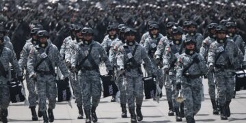 Aviones, paracaidistas y contingentes militares participan en el Desfile de Independencia