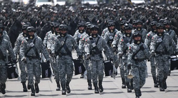 Aviones, paracaidistas y contingentes militares participan en el Desfile de Independencia