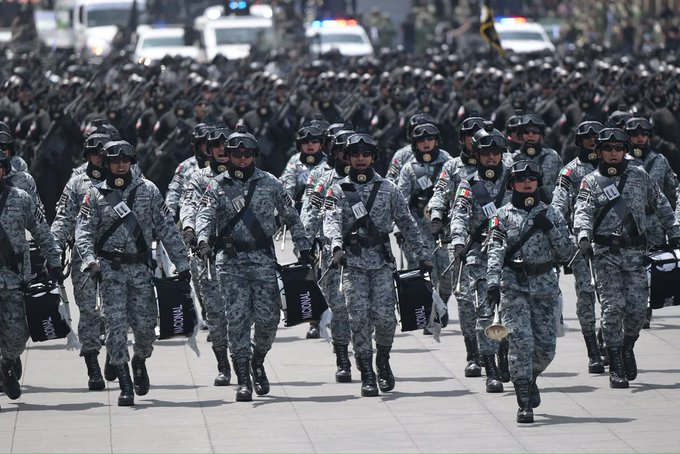 Aviones, paracaidistas y contingentes militares participan en el Desfile de Independencia