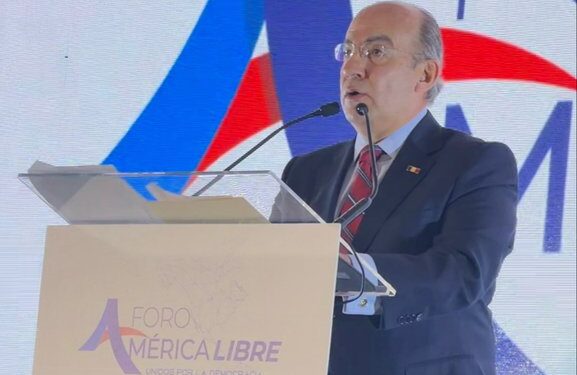 Felipe Calderón cuestiona a Morena y advierte sobre el debilitamiento de las instituciones