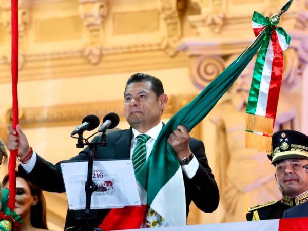 Gobernador Armenta Mier honra heroínas y madres buscadoras en el Grito de Independencia