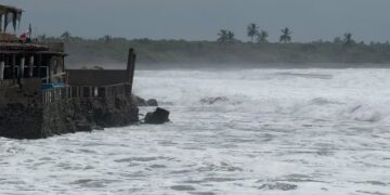 Huracán Polo se fortalece y genera lluvias torrenciales en el Pacífico mexicano