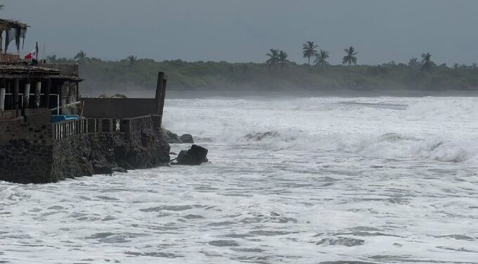 Huracán Polo se fortalece y genera lluvias torrenciales en el Pacífico mexicano