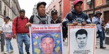 Ministro presidente de la SCJN acuerda revisar expedientes del caso Ayotzinapa