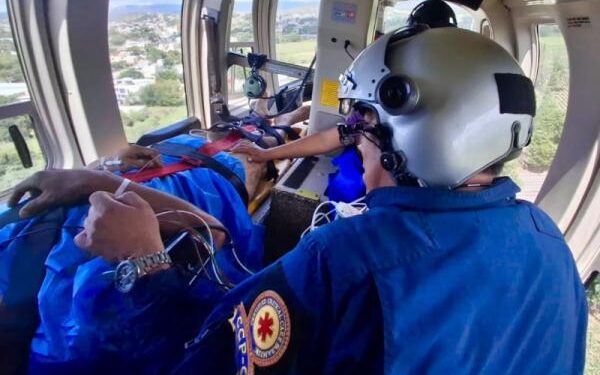 Con traslado médico aéreo de Acatlán a Tehuacán, gobierno estatal asegura atención oportuna