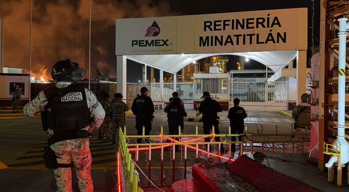 Disparan contra trabajadores en refinería de Pemex; uno muere y otro queda herido