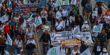 Trabajadores del IMSS protestan en 21 estados; exigen aumento salarial del 10% y salida de líder sindical