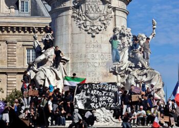 Protestas estudiantiles en Francia escalan y obligan a la policía a dispersar a miles en París
