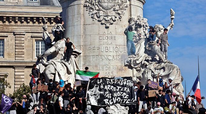 Protestas estudiantiles en Francia escalan y obligan a la policía a dispersar a miles en París