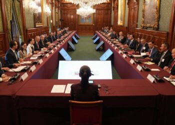 Sheinbaum y Ronald Johnson dialogan sobre inversiones y seguridad tras polémica en Querétaro