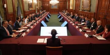 Sheinbaum y Ronald Johnson dialogan sobre inversiones y seguridad tras polémica en Querétaro
