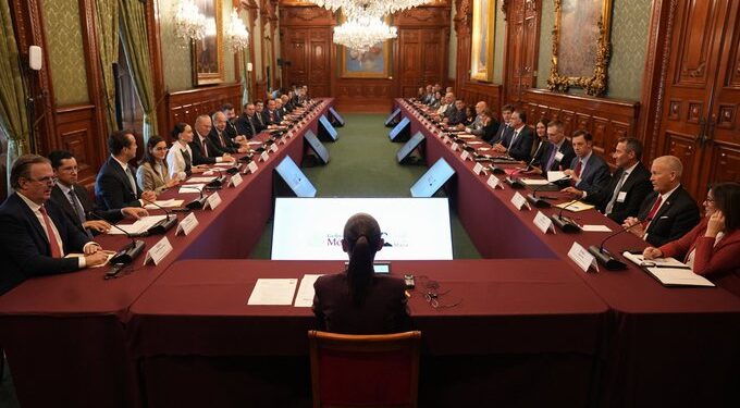 Sheinbaum y Ronald Johnson dialogan sobre inversiones y seguridad tras polémica en Querétaro