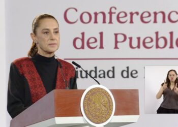 Sheinbaum anuncia decreto para proteger a menores en internet y alerta por huracán Simón