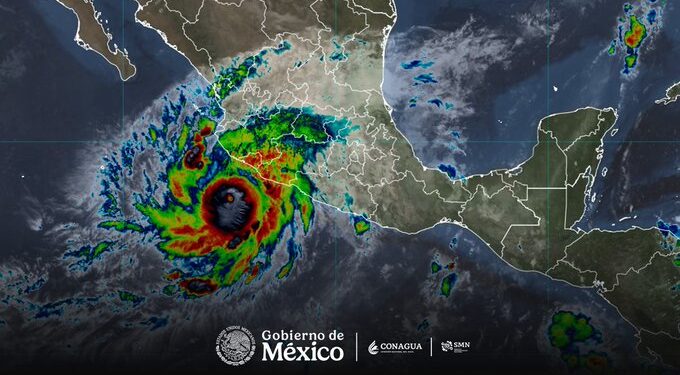 Huracán Simón se acerca a Jalisco y Colima; suspenden actividades en 24 municipios