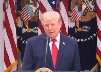 Trump insiste en que los cárteles controlan México y advierte sobre posibles ataques terrestres