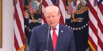 Trump insiste en que los cárteles controlan México y advierte sobre posibles ataques terrestres
