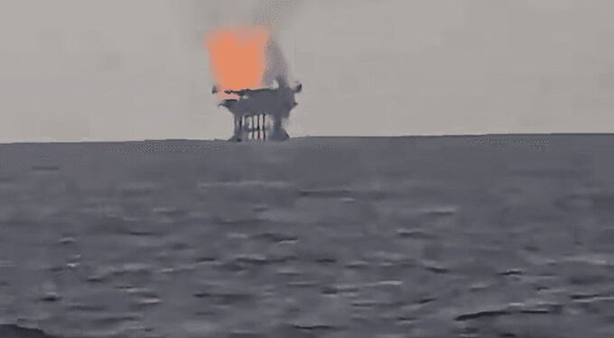 Pemex activa protocolos de emergencia por incendio en plataforma Abkatún-H; no hay lesionados