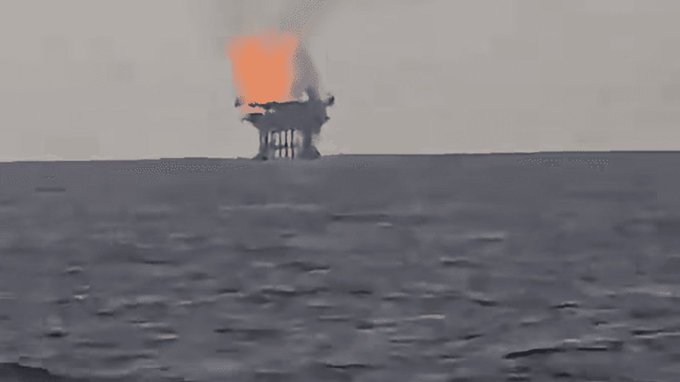 Pemex activa protocolos de emergencia por incendio en plataforma Abkatún-H; no hay lesionados