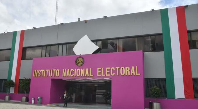 Contratos por 278 millones de pesos y denuncias de amenazas sacuden al INE