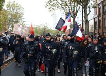 Francia registra disturbios tras protestas contra el costo de vida; despliegan 70 mil agentes