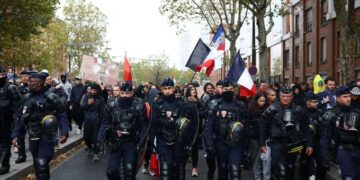 Francia registra disturbios tras protestas contra el costo de vida; despliegan 70 mil agentes