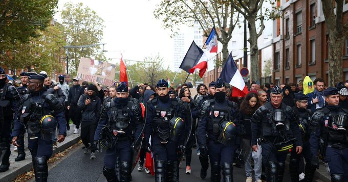 Francia registra disturbios tras protestas contra el costo de vida; despliegan 70 mil agentes
