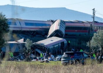 Choque de trenes en España deja 68 muertos; investigan posible falla en el sistema ferroviario