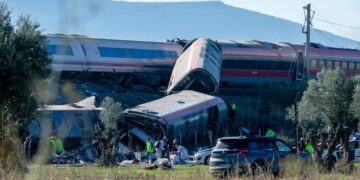 Choque de trenes en España deja 68 muertos; investigan posible falla en el sistema ferroviario