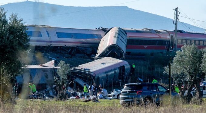 Choque de trenes en España deja 68 muertos; investigan posible falla en el sistema ferroviario