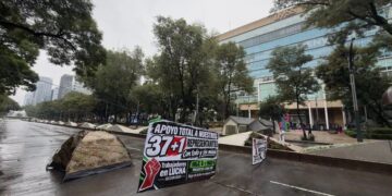 Trabajadores del IMSS protestan en 23 estados y exigen aumento salarial del 10%
