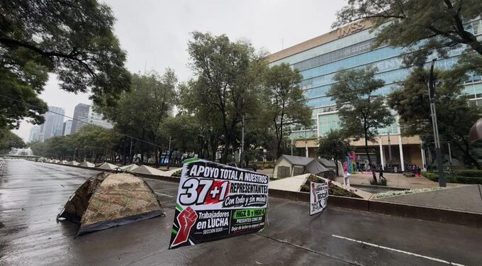 Trabajadores del IMSS protestan en 23 estados y exigen aumento salarial del 10%