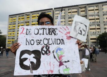 Ex líderes del 68 exigen justicia y apertura de archivos militares durante marcha del 2 de octubre