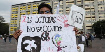 Ex líderes del 68 exigen justicia y apertura de archivos militares durante marcha del 2 de octubre