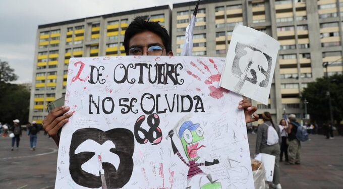 Ex líderes del 68 exigen justicia y apertura de archivos militares durante marcha del 2 de octubre