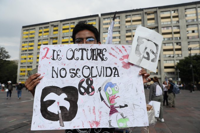 Ex líderes del 68 exigen justicia y apertura de archivos militares durante marcha del 2 de octubre
