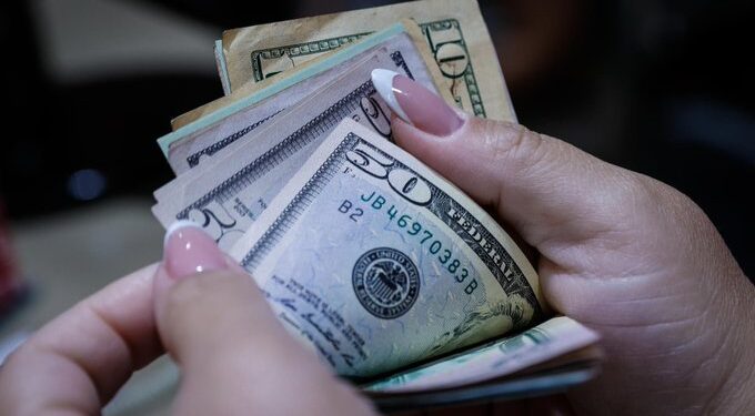Banxico advierte pérdida del poder adquisitivo de remesas y debilidad del consumo
