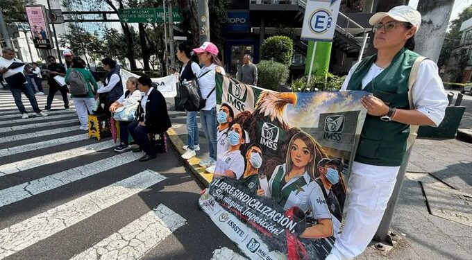 Consulta del IMSS enfrenta cuestionamientos en medio de exigencias de aumento salarial